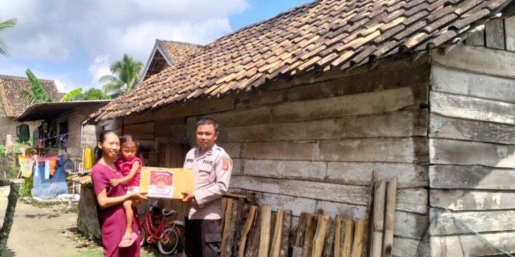 Polres OKU Timur Door to Door Salurkan Bansos Untuk Lansia Dan Warga Miskin