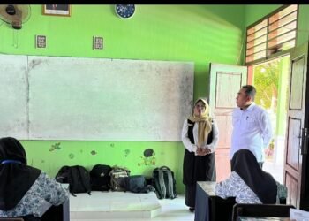 Kadin Disdikbud OKU Timur Tinjau Langsung Ujian Sekolah di SMPN 1 Martapura