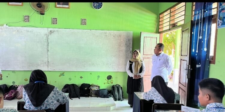 Kadin Disdikbud OKU Timur Tinjau Langsung Ujian Sekolah di SMPN 1 Martapura