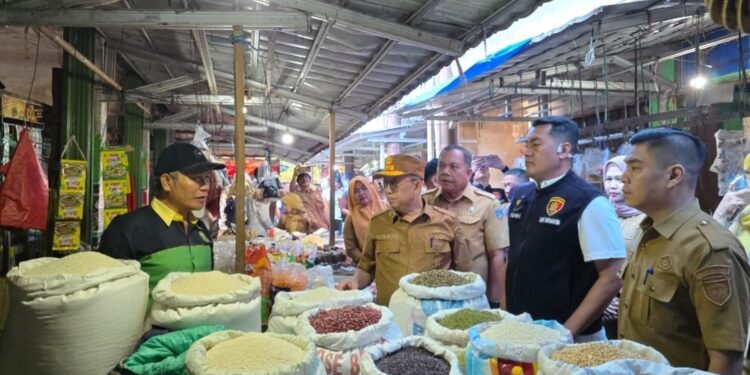 Pantau Pasar hingga Gudang Bulog, Pemkab OKU Timur Pastikan Kondisi Tetap Aman