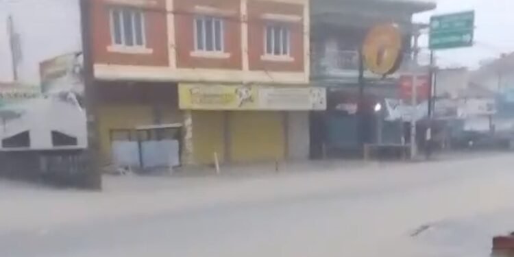 Warga Keluhkan Banjir di Jalan Merdeka Cidawang, Jantung Kota Martapura