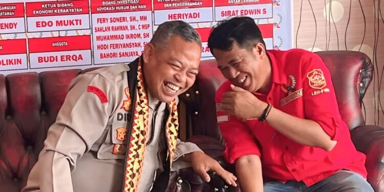 “Kapolres Way Kanan ‘Ngopi Bareng’ PWRI, Sinergi Polri dan Insan Pers Makin Akrab”