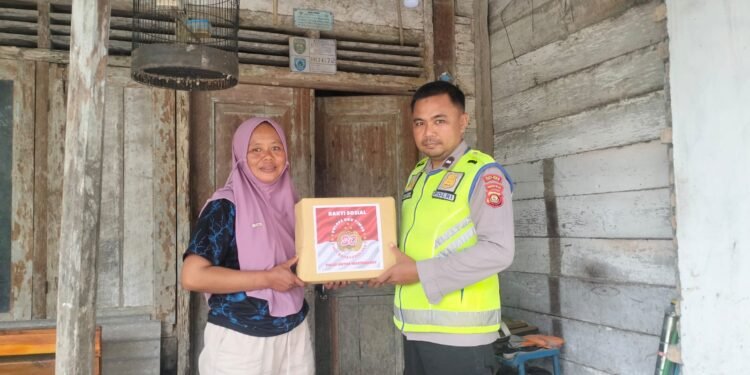 Sambut HUT Bhayangkara ke-80, Polsek Jajaran OKU Timur Bergerak Bantu Warga Kurang Mampu