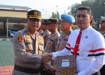 “51 Personel Polres OKU Timur Dihadiahi Penghargaan,Oleh  Kapolres AKBP Adik