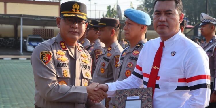 “51 Personel Polres OKU Timur Dihadiahi Penghargaan,Oleh Kapolres AKBP Adik