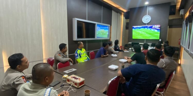 Kapolres OKU Timur Begadang Bareng, Nobar Piala Dunia Penuh Keakraban