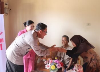 Penuh Kepedulian, Kapolres OKU Timur Kunjungi Purnawirawan dan Anggota Sakit