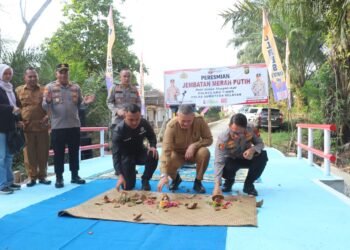 Kado Bhayangkara ke-80, Kapolres OKU Timur Resmikan Jembatan Merah Putih