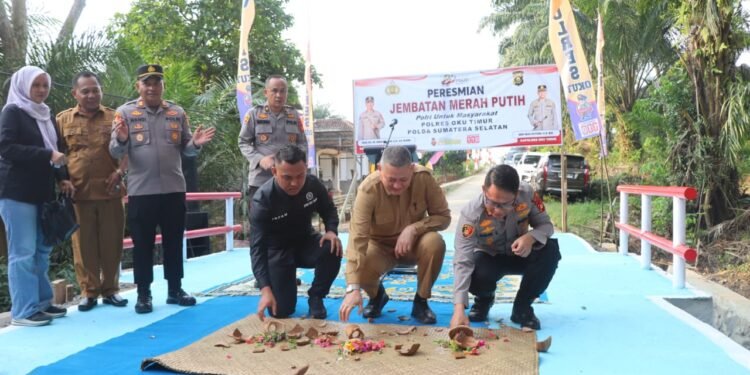Kado Bhayangkara ke-80, Kapolres OKU Timur Resmikan Jembatan Merah Putih