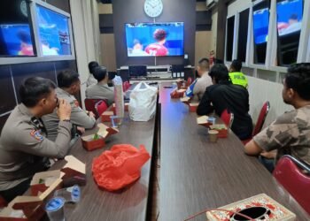 Gol Tak Kunjung Datang, Kopi dan Kebersamaan Jadi Bintang Nobar di Polres OKU Timur