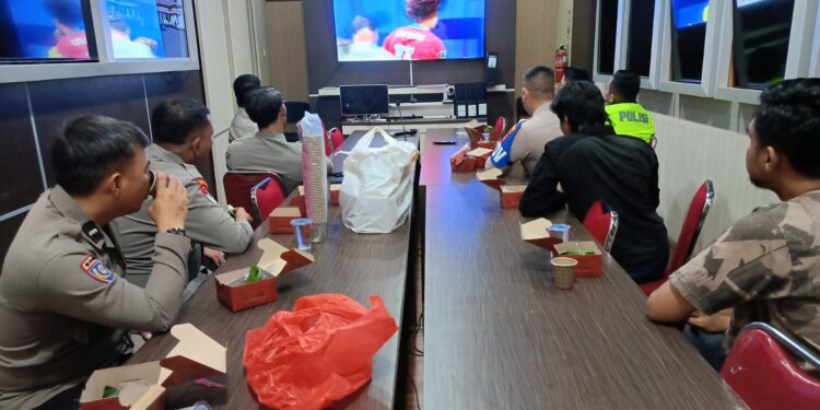 Gol Tak Kunjung Datang, Kopi dan Kebersamaan Jadi Bintang Nobar di Polres OKU Timur