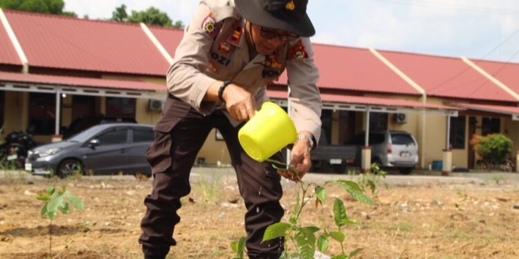 Polres OKU Timur Tanam Pohon, Jaga Alam Demi Anak Cucu