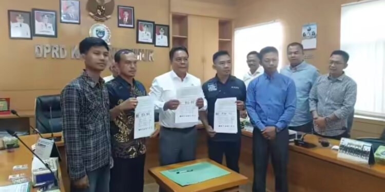Ada Apa … ? DPRD OKUT Batal Bentuk Tim Pansus !!!!