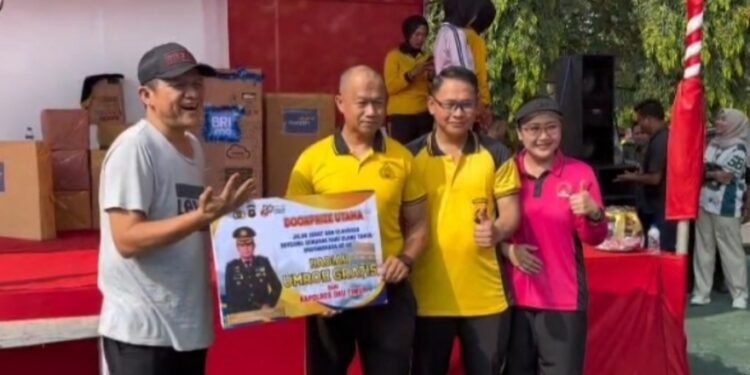 HUT Bhayangkara ke-80, Aiptu Rohim Raih Golden Umroh di Jalan Santai Polres OKU Timur