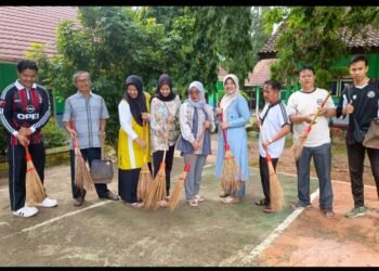 Libur Bukan Alasan Bermalas, Guru SMPN 1 Martapura Gelar Aksi Bersih Sekolah
