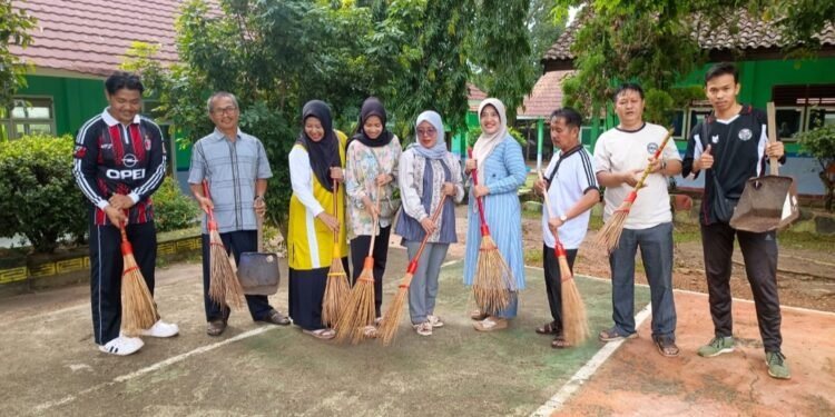 Libur Bukan Alasan Bermalas, Guru SMPN 1 Martapura Gelar Aksi Bersih Sekolah