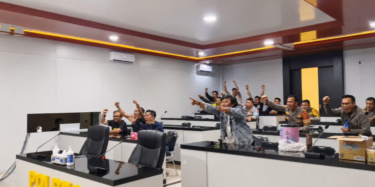 Nobar Satukan IWO dan Polres OKU Timur ,Kompak, Nobar Penuh Keakraban