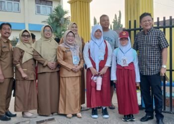 Bupati Enos dan Anggota DPRD Edy,Antar Anak Hari Pertama Masuk Sekolah