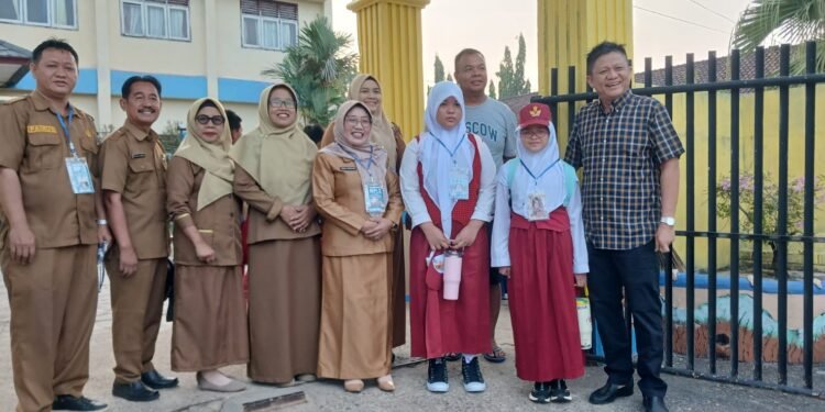 Bupati Enos dan Anggota DPRD Edy,Antar Anak Hari Pertama Masuk Sekolah