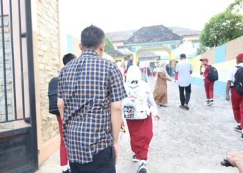Enos Ajak Para Ayah Luangkan Waktu Antar Anak di Hari Pertama Sekolah