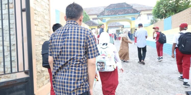 Enos Ajak Para Ayah Luangkan Waktu Antar Anak di Hari Pertama Sekolah