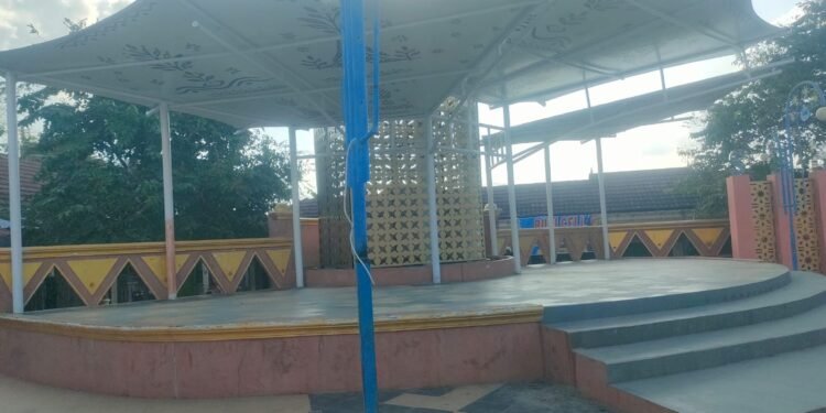 SETENGAH MILIAR MELAYANG  Taman Pasar OKU Timur Cuma Dapat Atap dan Pagar Jebol ..!