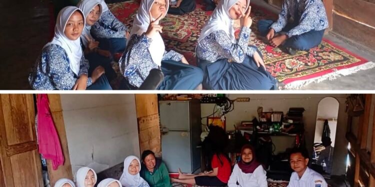 Wujud Kepedulian, SMP Negeri 4 Martapura Jenguk Siswi yang Sedang Sakit