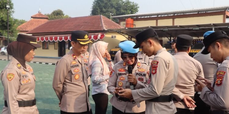 Wakapolres OKU Timur Cek HP Anggota,Jangan Sampai Slot Ikut “Dinas