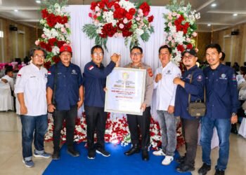 Jejak Kemitraan Tak Putus, IWO OKU Timur Anugerahkan Adi Media Mitra Pers untuk AKBP Adik Listiyono