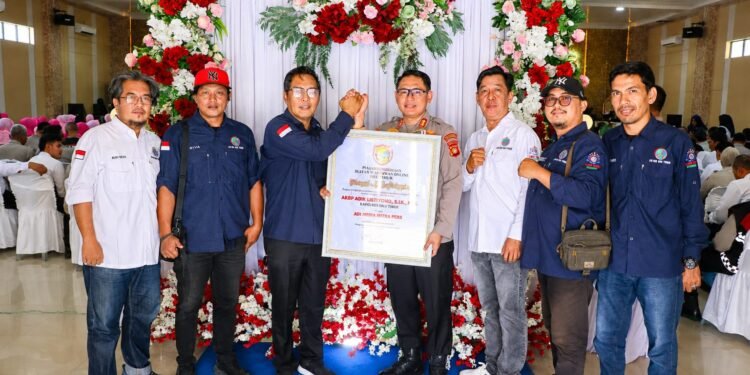 Jejak Kemitraan Tak Putus, IWO OKU Timur Anugerahkan Adi Media Mitra Pers untuk AKBP Adik Listiyono