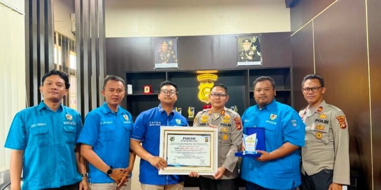 KNPI OKU Timur Anugerahi Penghargaan untuk Kapolres OKU Timur,Bukti Sinergi Polisi dan Pemuda Kian Solid
