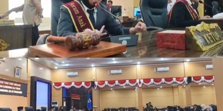 Anak-Anak Duduki Kursi DPRD OKU Timur, Untung Cuma Simulasi !!!