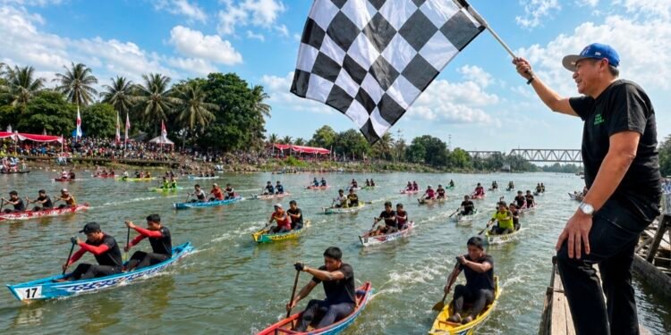 Pria-Wanita Adu Dayung, Bukan Cari Jodoh! Lomba Bidar Kembali Meriah