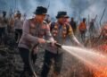 Kapolres OKU Timur Turun Langsung Padamkan Titik Api Karhutla di Madang Suku I