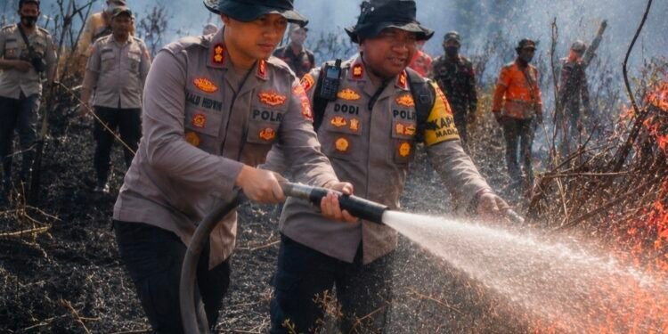 Kapolres OKU Timur Turun Langsung Padamkan Titik Api Karhutla di Madang Suku I