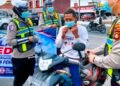 Antisipasi Polusi Udara, Satlantas Polusi OKU Timur Bagikan Masker kepada Pengendara