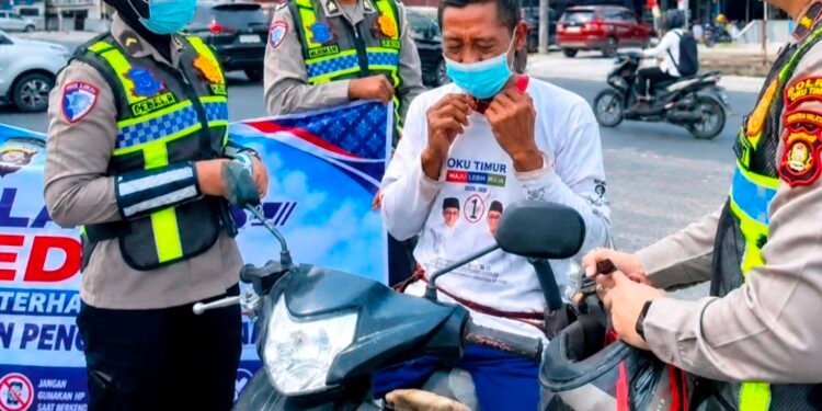 Antisipasi Polusi Udara, Satlantas Polusi OKU Timur Bagikan Masker kepada Pengendara